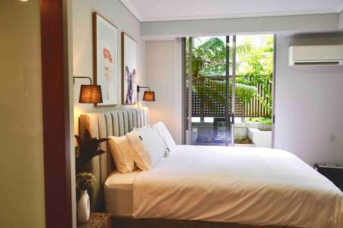 St Johns Apartment 3 Bed 2.5 Bath 2 CarPark Brisbane CBD tesisinde bir odada yatak veya yataklar