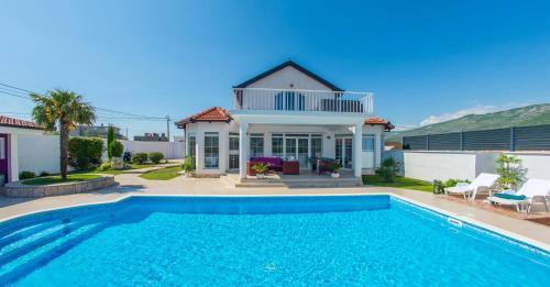 una casa con piscina frente a una casa en Luxury Villa Horizon en Blagaj