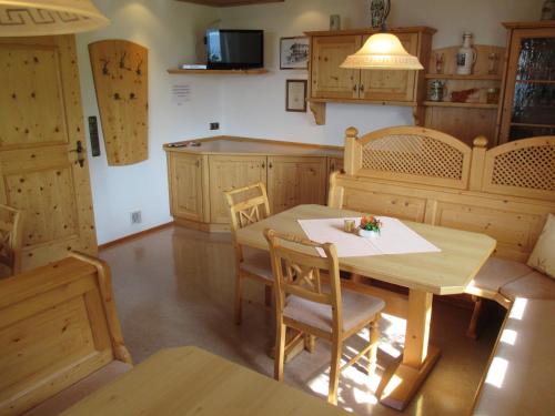 eine Küche mit einem Holztisch und Stühlen in der Unterkunft Haus Bergfried in Westendorf