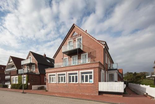 a red brick building on the side of a street at Ferienwohnung Sonnendüne Insel Juist in Juist