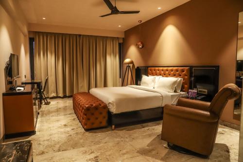 ナンデッドにあるVITS Bharat Nandedのベッドと椅子のあるホテルの部屋
