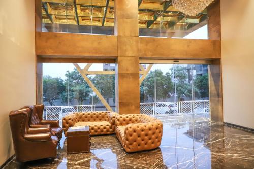 ナンデッドにあるVITS Bharat Nandedのソファと椅子2脚のあるリビングルーム