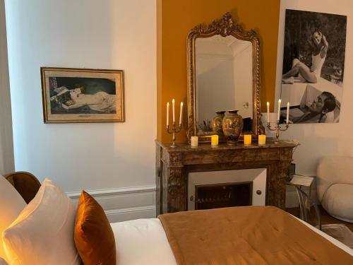 a living room with a mirror and a fireplace at Maison Marie-Astrid, Guest house , Suite avec Balnéo privée in Bordeaux