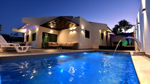 una piscina frente a una casa en White-Private pool Luxury Villa Eilat, en Eilat