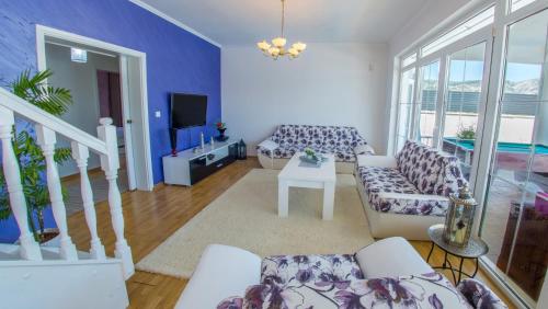 sala de estar con sofá y TV en Luxury Villa Horizon en Blagaj