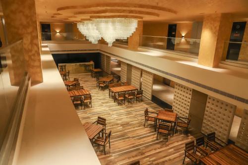 楠代德VITS Bharat Nanded的餐厅的俯视图，配有桌椅