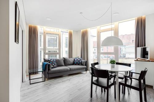 a living room with a couch and a table at HaPPy Inn VIP, Self Check-In-24x7, A-C, Parking-in-the-underground-Garage in Vilnius
