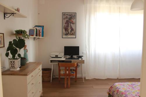 een slaapkamer met een bureau, een computer en een bed bij B&B Renaio in Fiesole