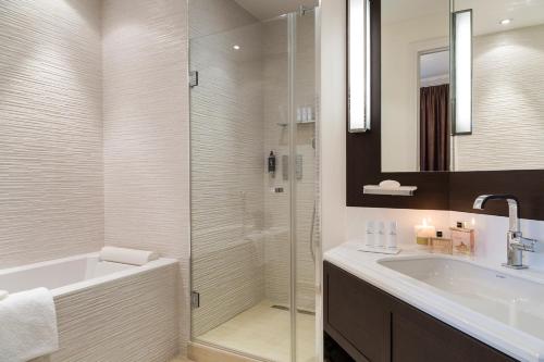 Ένα μπάνιο στο Hôtel Barrière Le Royal Deauville