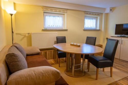 a living room with a table and a couch at Ferienwohnung im Souterrain in Freest