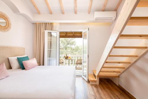Un pat sau paturi într-o cameră la KORINA APART HOTEL KAVOS