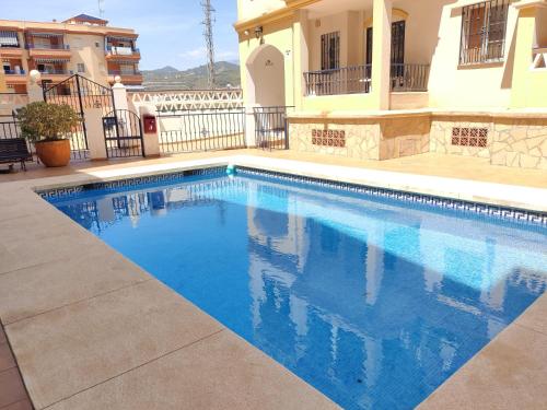 Bazén v ubytování Precioso apartamento con piscina cerca de la playa TORROX COSTA nebo v jeho okolí