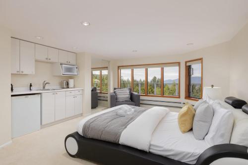 Stunning view and adorable studio on the cliff
