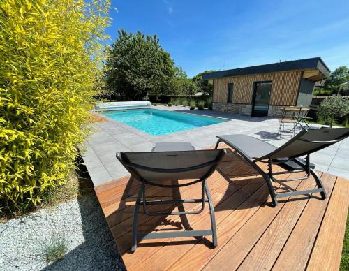 Gallery image of APPART-HOTEL n 4 calme avec terrasse, Wi-fi haut débit, petit-déjeuner, room-service et parking privé in Chouzelot