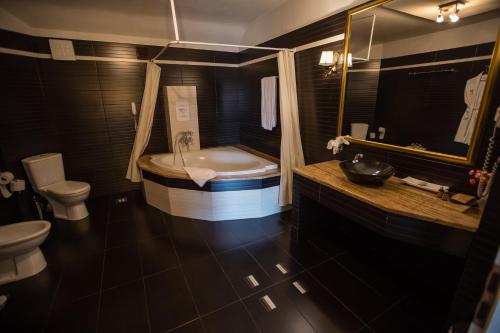 uma casa de banho com uma banheira, um WC e um lavatório. em Villa Venus em Deva