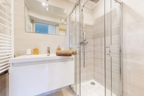 ein Bad mit einer Dusche und einem Waschbecken in der Unterkunft Studio les palmiers in Menton