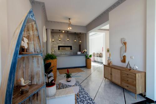 Iro's Residence في Ágios Konstantínos: غرفة معيشة كبيرة مع كونتر وغرفة مع كونتر