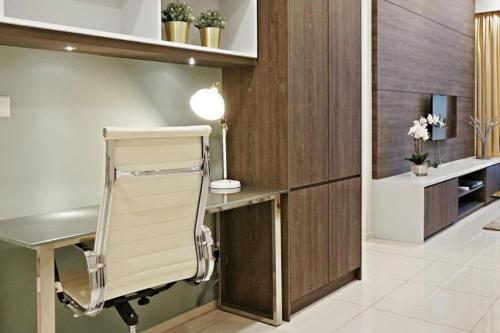 un ufficio dentistico con sedia e scrivania di The Robertson Bukit Bintang Luxe Suites a Kuala Lumpur