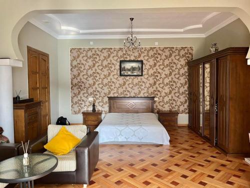 1 dormitorio con cama, sofá y mesa en Magnolia Guest House, en Kobuleti