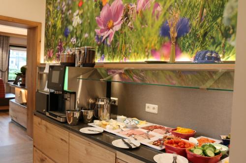Una línea de buffet con muchos platos de comida en ella. en Solehotel Winterberg, en Bad Harzburg