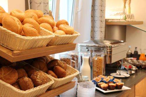 Una panadería con cestas de pan y pasteles en los estantes. en Solehotel Winterberg, en Bad Harzburg