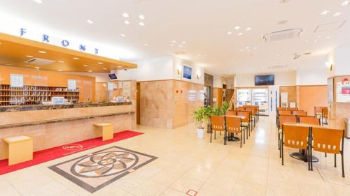 新瀉的住宿－Toyoko Inn Niigata Ekimae，餐厅设有酒吧和桌椅