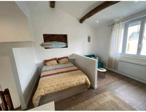 Un dormitorio con una cama en la esquina de una habitación. en The California Dream - hyper-centre - 2mn gare SNCF - WIFI NETFLIX gratuit, en Niort