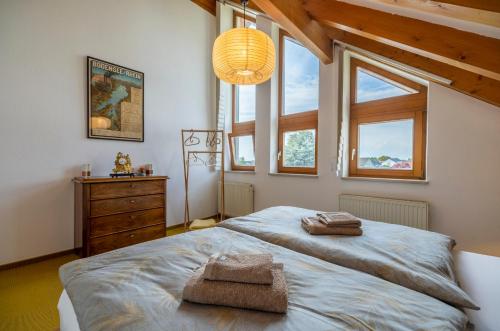 Ένα ή περισσότερα κρεβάτια σε δωμάτιο στο Exklusives Josenhaus mit See- und Alpenblick & Gartensauna