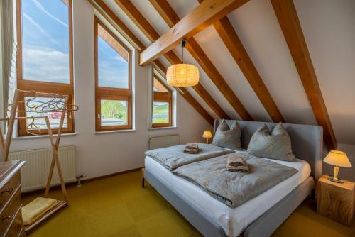 Postel nebo postele na pokoji v ubytování Exklusives Josenhaus mit See- und Alpenblick & Gartensauna