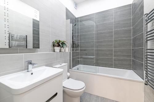 Kylpyhuone majoituspaikassa Cumbria Holiday Apartment With Parking