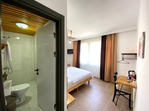 La salle de bains est pourvue d'un lit, de toilettes et d'une douche. dans l'établissement Medi Apart OteL, à Samsun