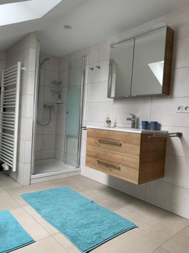 a bathroom with a sink and a shower with a mirror at Ruhige Ferienwohnung nähe des Zentrums in Marktoberdorf