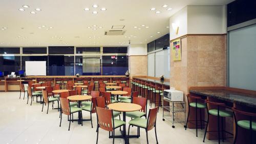 福井市にある東横INN福井駅前のテーブルと椅子が置かれた空きレストランです。