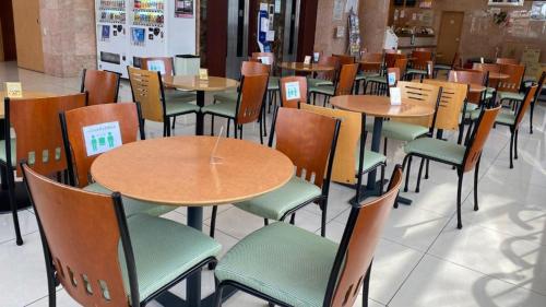 una sala da pranzo con tavoli e sedie in un ristorante di Toyoko Inn Fukui Ekimae a Fukui