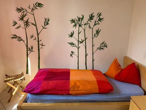 - une chambre avec un lit en bambou sur le mur dans l'établissement Appartamento incantevole a Parma, à Parme