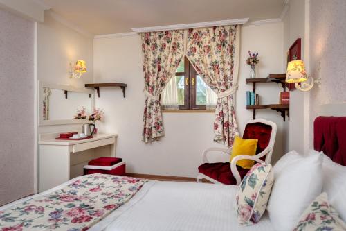 a bedroom with a bed and a window at Adalya Port Hotel in Antalya