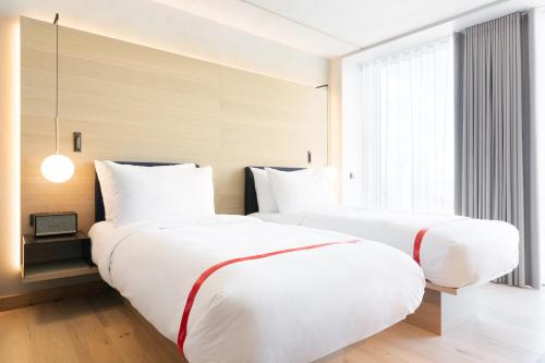 
Een bed of bedden in een kamer bij Ruby Emma Hotel Amsterdam
