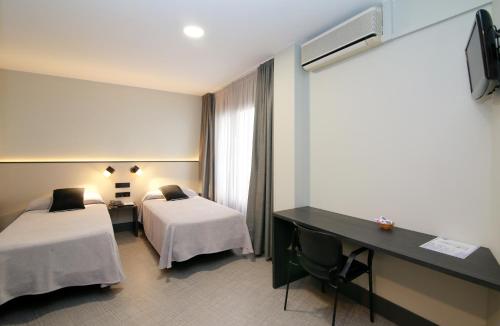 
Llit o llits en una habitació de Hotel Esplugues
