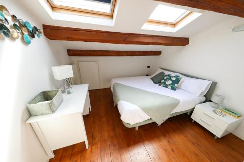 Ένα ή περισσότερα κρεβάτια σε δωμάτιο στο Domus Silvana Apartments