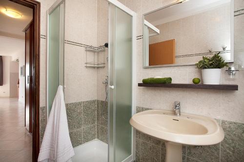 Een badkamer bij Apartments Agava