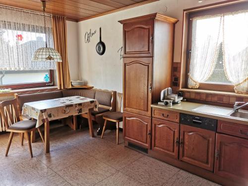 cocina con mesa, mesa y sillas en Ferienhaus Eifelmomente, en Gerolstein