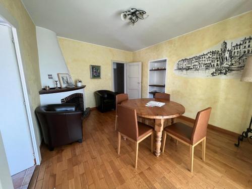 comedor con mesa de madera y sillas en Ascona: Nostrana Apt. 2, en Ascona