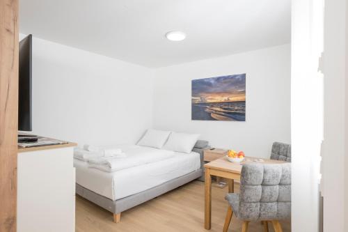A bed or beds in a room at Cozy Ottakring