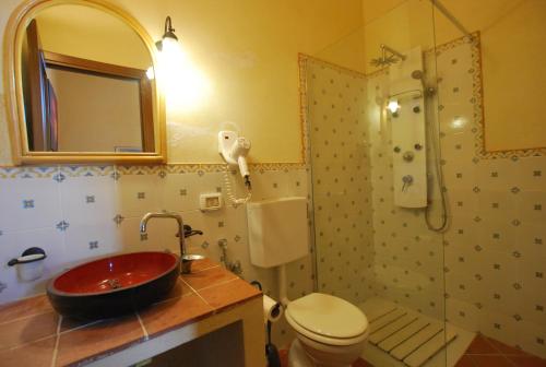 e bagno con lavandino, servizi igienici e doccia. di Holiday home Villetta Terasia Lipari a Città di Lipari