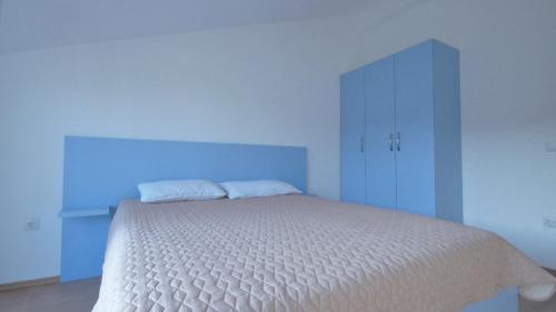 Katil atau katil-katil dalam bilik di Divine Apartments Budva