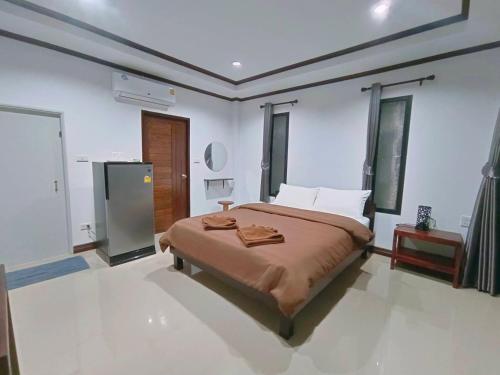 a bedroom with a large bed in a room at บ้านแม่อุทัยธานี Baanmae Uthaithani in Uthai Thani