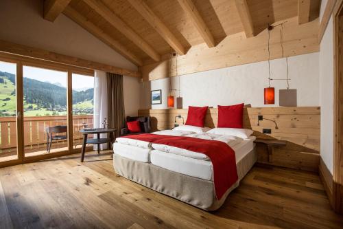 A bed or beds in a room at Hotel Spitzhorn Superieur