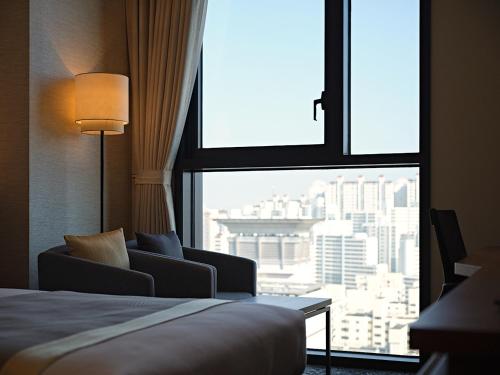 เตียงในห้องที่ Roynet Hotel Seoul Mapo
