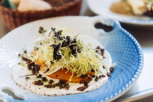 a blue and white plate with an egg on it at Hotel Lidenlund in Lemvig
