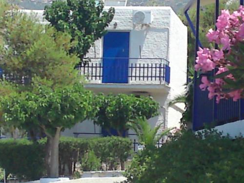 Фотография из галереи Aetos Beach Bungalows в Каристосе